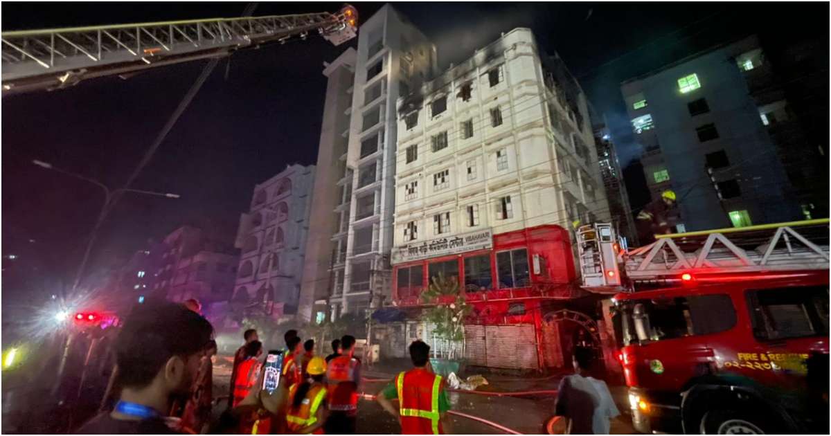 মিরপুর ১১ নম্বরের কালশী রোডের ভবনটিতে শুক্রবার রাত ১০টা ১২ মিনিটে আগুন ধরার খবর পেয়ে ঘটনাস্থলে যায় ফায়ার সার্ভিস। ছবি: ফায়ার সার্ভিস